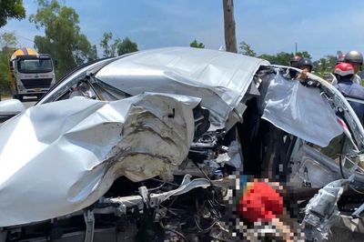 Tai nạn giao thông nghiêm trọng ở Huế khiến nam tài xế tử vong, ô tô biến dạng