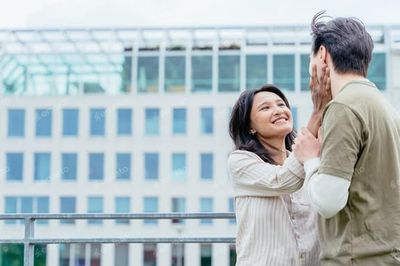 Đàn ông đang nhớ bạn sẽ có 3 hành động này: Không nói 'anh nhớ em' nhưng ai tinh ý cũng nhận ra
