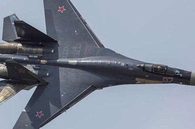 Khoảnh khắc tiêm kích Su-35 Nga truy đuổi UAV FP-1 Ukraine trên bầu trời Leningrad