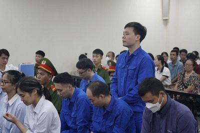 Hai cựu cán bộ hải quan trong vụ 'ông trùm' sản xuất, buôn bán thực phẩm giả hầu tòa