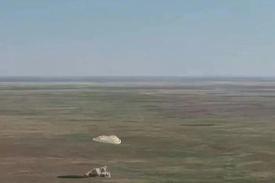 Khoảnh khắc các phi hành gia Nga-Mỹ trở về Trái đất sau 8 tháng trên ISS