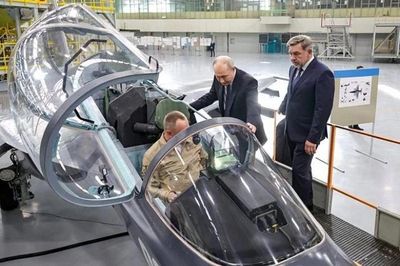 Ông Putin thị sát nguyên mẫu máy bay Yak-130M được lắp ráp cho khách hàng nước ngoài