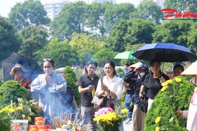 Hà Nội: Người dân, đồng đội cũ xúc động dâng hương, tưởng nhớ các Anh hùng liệt sĩ nhân ngày 27/7
