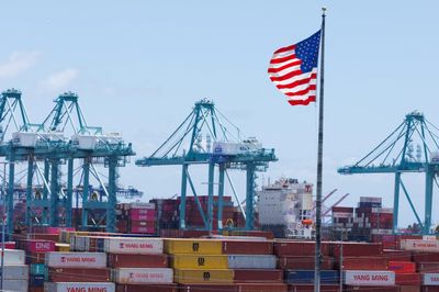 Thuế quan mới của TT Trump tác động kinh tế Mỹ ra sao?