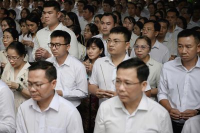 Hàng nghìn người đến tưởng niệm liệt sĩ tại công viên Lê Thị Riêng