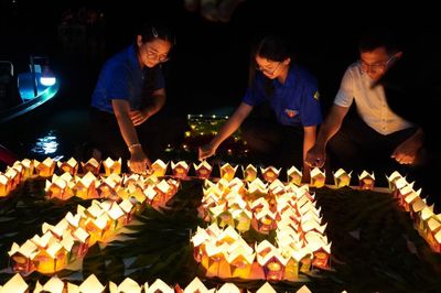 Hàng nghìn hoa đăng thắp sáng dòng sông tri ân các Anh hùng liệt sĩ ở Tịnh Khê