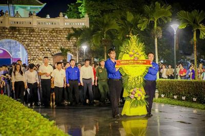 Gần 1.000 người thắp nến tri ân tại Nghĩa trang Liệt sĩ Quốc gia A1