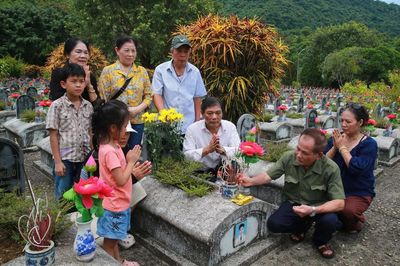 Thăm nghĩa trang liệt sĩ Quốc tế Đồng Tâm, nơi yên nghỉ của những Anh hùng liệt sĩ Việt - Lào