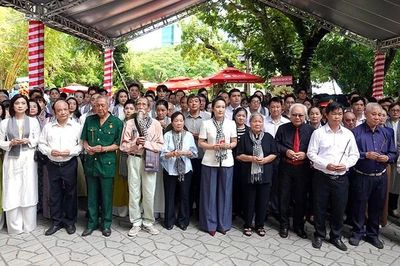 Văn nghệ sĩ Thành phố Hồ Chí Minh tưởng niệm Anh hùng liệt sĩ tại Công viên Lê Thị Riêng