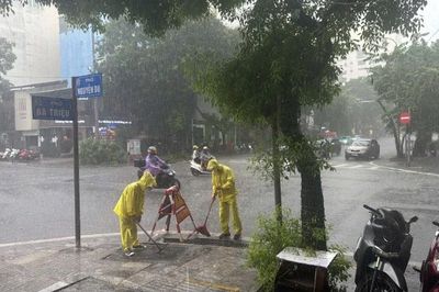 Hà Nội: Xử lý nhanh các điểm úng ngập sau mưa dông