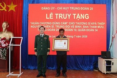 Truy tặng Huân chương Dũng cảm cho Thượng sĩ Kpă Thiêp