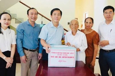 Bí thư Tỉnh ủy Quảng Trị Nguyễn Văn Phương thăm, tặng quà gia đình chính sách