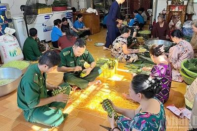 Đồng Tháp: Bộ đội Biên phòng, người dân gói 800 bánh tét tặng gia đình chính sách