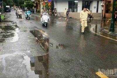 Hà Nội: Mưa lớn gây úng ngập cục bộ, sau 30 phút, nước cơ bản rút hết