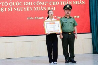 Trao Bằng 'Tổ quốc ghi công' cho thân nhân liệt sĩ Nguyễn Xuân Hải