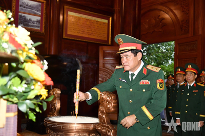 Quân khu 9: Dâng hoa, dâng hương tưởng niệm các anh hùng liệt sĩ