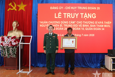 Trung đoàn 28 (Sư đoàn 10, Quân đoàn 34) tổ chức Lễ truy tặng Huân chương Dũng cảm cho Thượng sĩ Kpă Thiêp