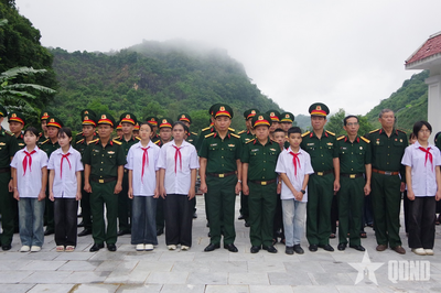 Bộ CHQS tỉnh Sơn La dâng hương tưởng niệm các anh hùng liệt sĩ