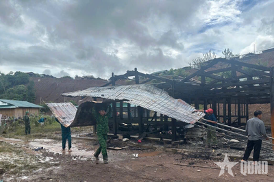 Bộ đội Biên phòng tỉnh Lai Châu hỗ trợ gia đình bị thiệt hại do hỏa hoạn