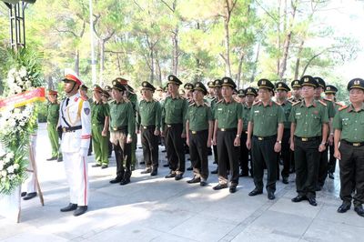 Đoàn công tác Bộ Công an dâng hương các địa chỉ đỏ, tri ân các gia đình chính sách tại Quảng Trị