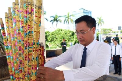 Lãnh đạo thành phố Đà Nẵng dâng hương tri ân các anh hùng liệt sĩ