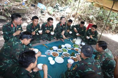 Nữ quân nhân nấu cơm tiếp sức lực lượng quy tập hài cốt liệt sĩ