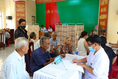 Tổ chức khám sức khỏe miễn phí cho người có công tại phường Hòa Xuân