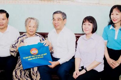 Luôn ở bên mẹ