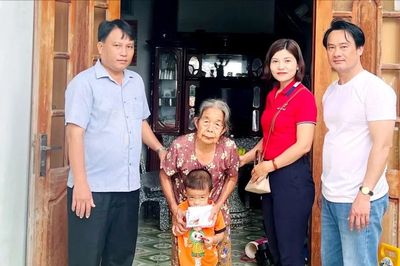 Trao tiền bạn đọc Báo SGGP hỗ trợ 3 bà cháu khó khăn