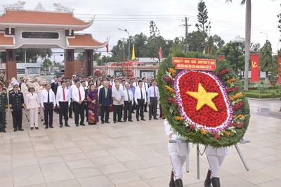 Đoàn đại biểu TPHCM viếng Nghĩa trang Liệt sĩ Bà Rịa - Vũng Tàu