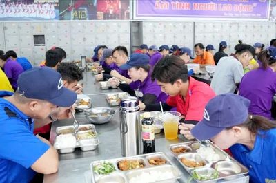 Doanh nghiệp chăm lo bữa ăn ca cho công nhân