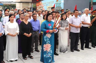 Khánh thành công trình cải tạo Bia truyền thống phường Tân Sơn Nhì