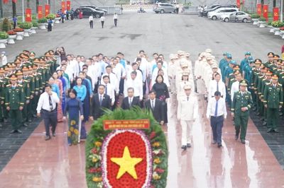 Lãnh đạo TPHCM dâng hương tưởng niệm các Anh hùng liệt sĩ tại Nghĩa trang Liệt sĩ Bình Dương