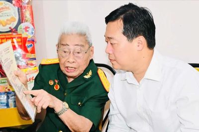 Phó Bí thư Thường trực Thành ủy TPHCM Lê Quốc Phong thăm gia đình chính sách tiêu biểu