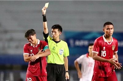 'Vua thẻ đỏ' bắt trận Việt Nam-Singapore