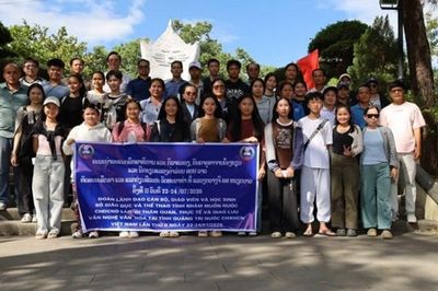 Đoàn cán bộ, giáo viên, học sinh tỉnh Khammouane (Lào) tham quan, giao lưu văn hóa và trao đổi tại tỉnh Quảng Trị
