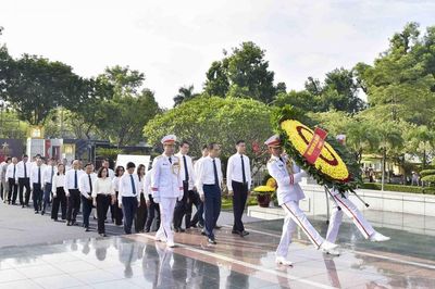 Bộ Ngoại giao dâng hương tưởng niệm các Anh hùng liệt sĩ