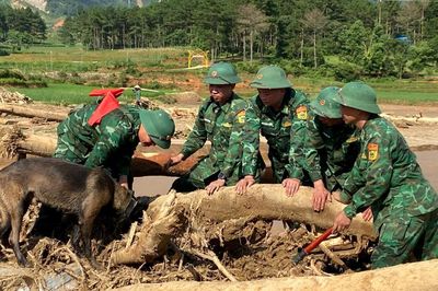 Tô thắm phẩm chất cao đẹp của Bộ đội Biên phòng ở vùng lũ