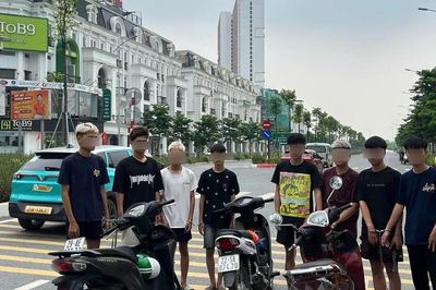 Triệu tập 8 thanh, thiếu niên bốc đầu xe, mang hung khí gây rối trên đường phố Hà Nội