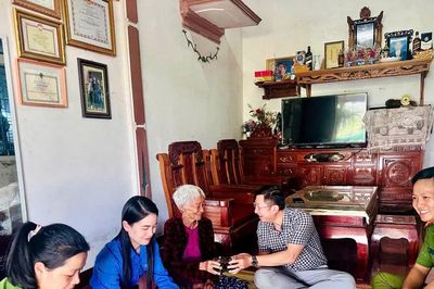 Bữa cơm tri ân bên Mẹ Việt Nam Anh hùng 3 lần tiễn chồng, con ra trận