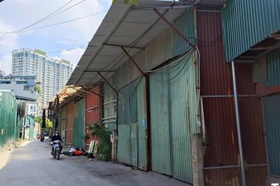 Dãy kho xưởng quanh hiện trường vụ cháy ở Hà Nội bị cắt điện, ngừng hoạt động