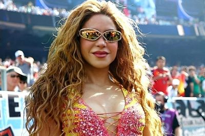 Shakira áp sát kỷ lục
