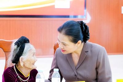 Trao tặng 60 căn nhà cho Mẹ Việt Nam anh hùng và thương binh nặng ở Nghệ An