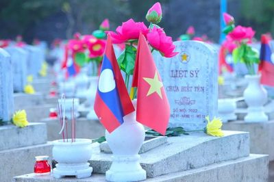 Tri ân ở nghĩa trang đặc biệt Việt - Lào