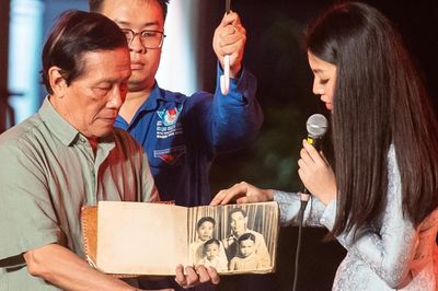 Cuốn album kỷ vật và chiếc vỏ gối liệt sĩ Lê Thị Riêng tự tay thêu tên con trai