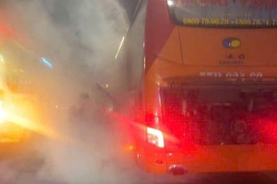 Xe khách bất ngờ bốc khói khi chạy qua Đồng Nai, nghi bị cháy