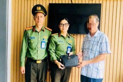 Nam hành khách để quên túi da màu đen chứa tài sản hơn 4 tỷ đồng ở sân bay