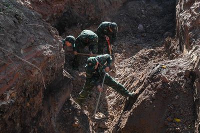 Phát hiện thêm hài cốt liệt sĩ cùng di vật tại rãnh mộ mới ở công viên Lê Thị Riêng