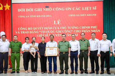 Trao bằng Tổ quốc ghi công Thiếu tá Nguyễn Xuân Hải tới thân nhân liệt sĩ