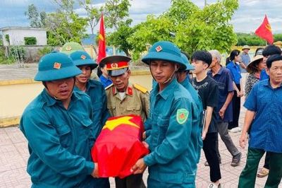 Dòng người nghẹn ngào đón liệt sĩ trở lại cố hương sau hơn sáu thập kỷ